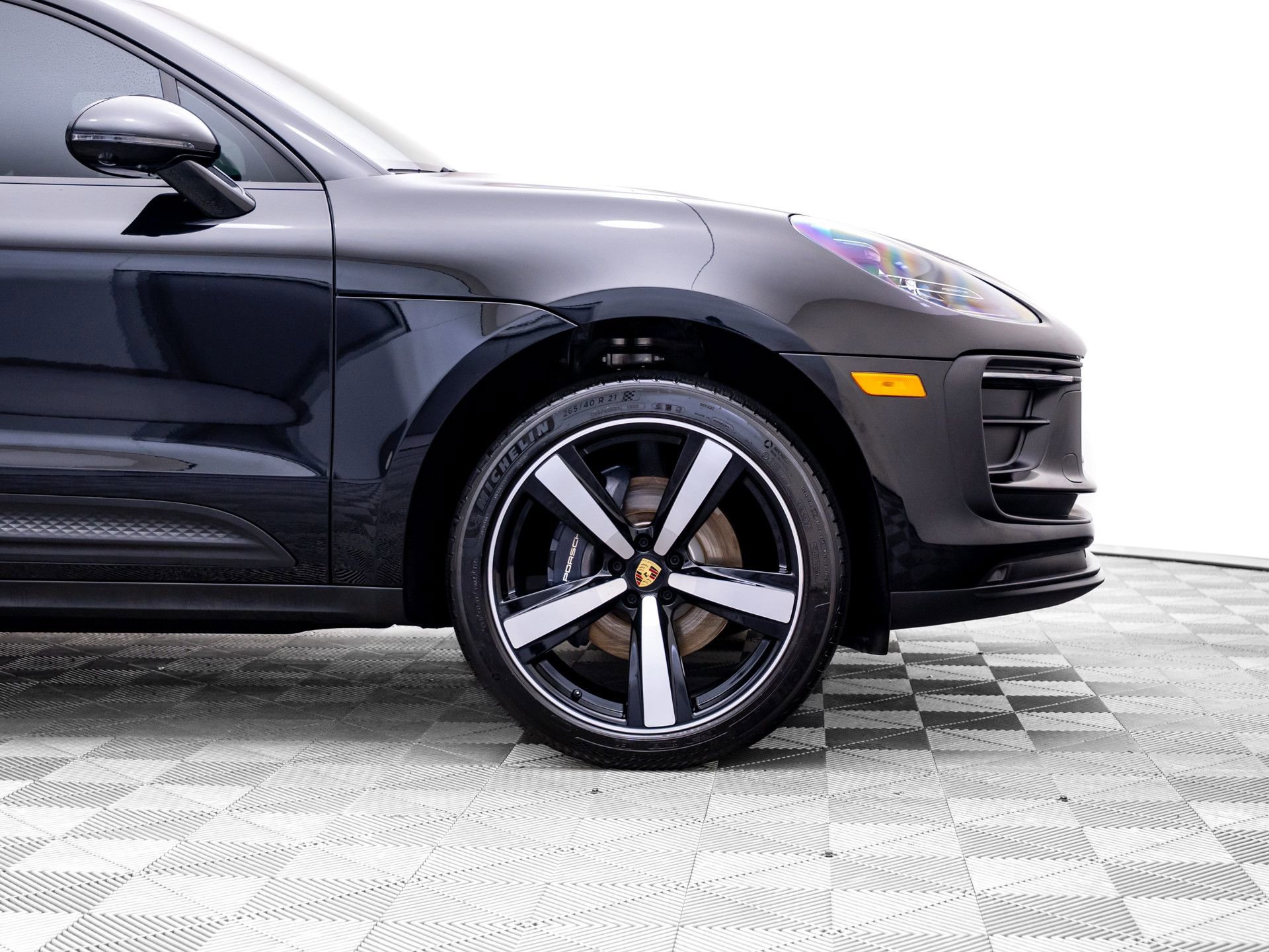 Certified 2025 Porsche Macan AWD/4WD image 34