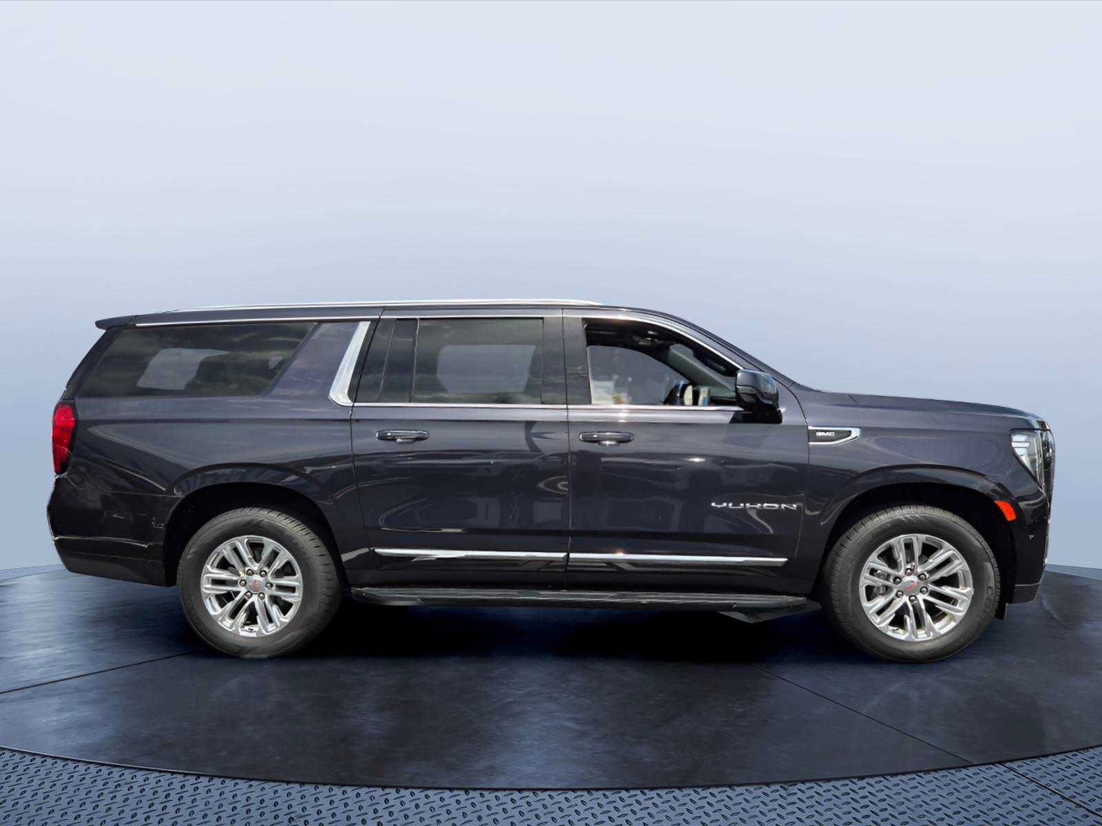 Used 2023 GMC Yukon XL SLT w/ SLT Premium Package AWD/4WD image 7