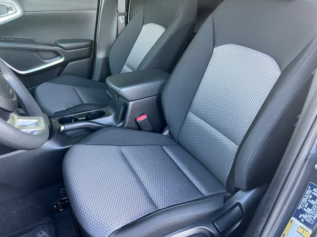 Used 2025 Kia Soul LX w/ LX Technology Package FWD image 12