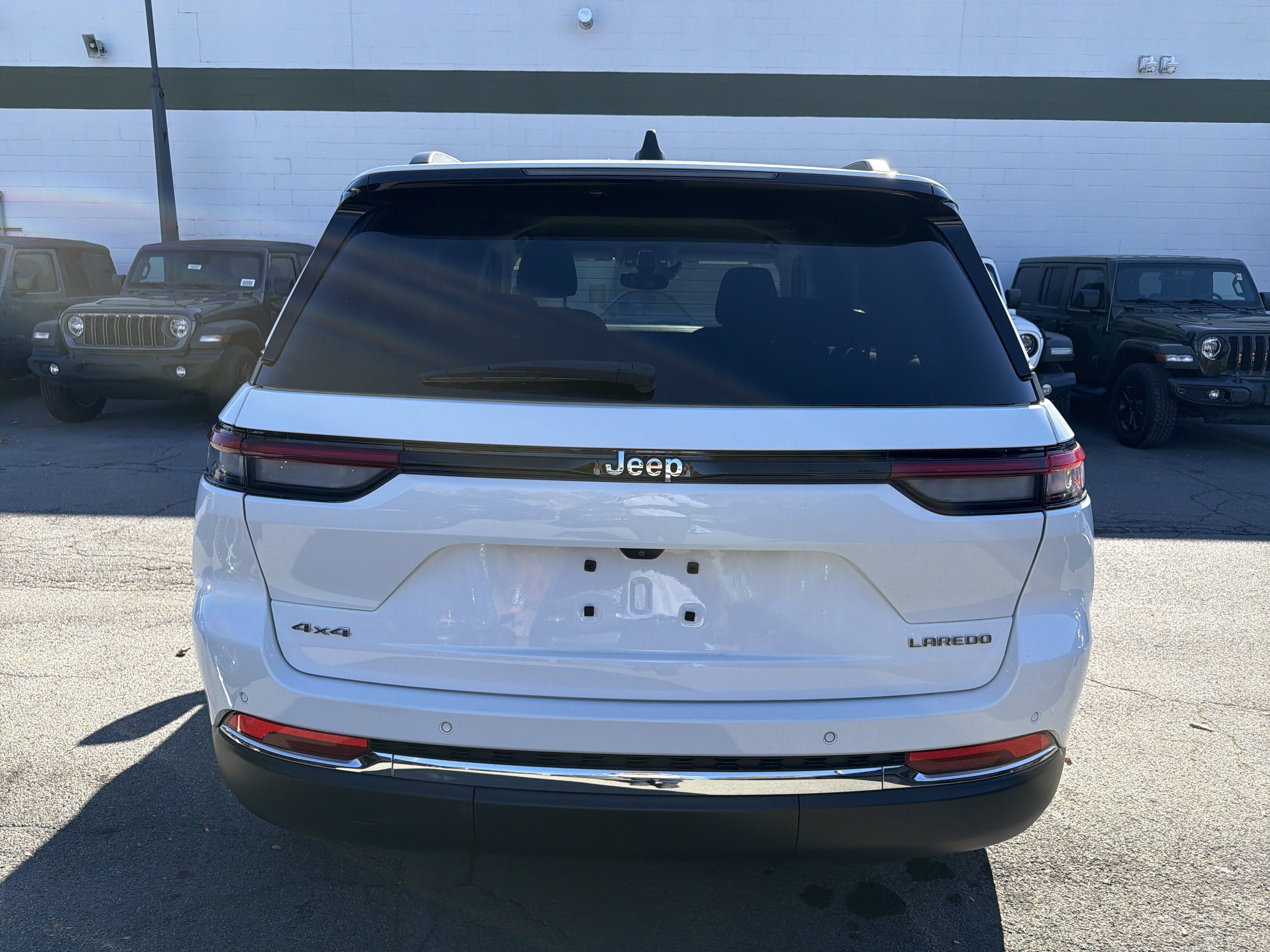 Used 2023 Jeep Grand Cherokee Laredo w/ Luxury Tech Group I AWD/4WD image 6