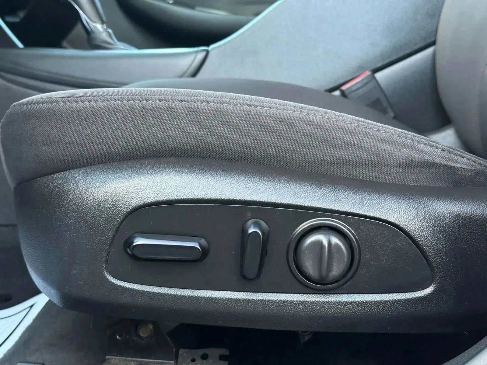 Used 2018 Chevrolet Malibu LT FWD image 18