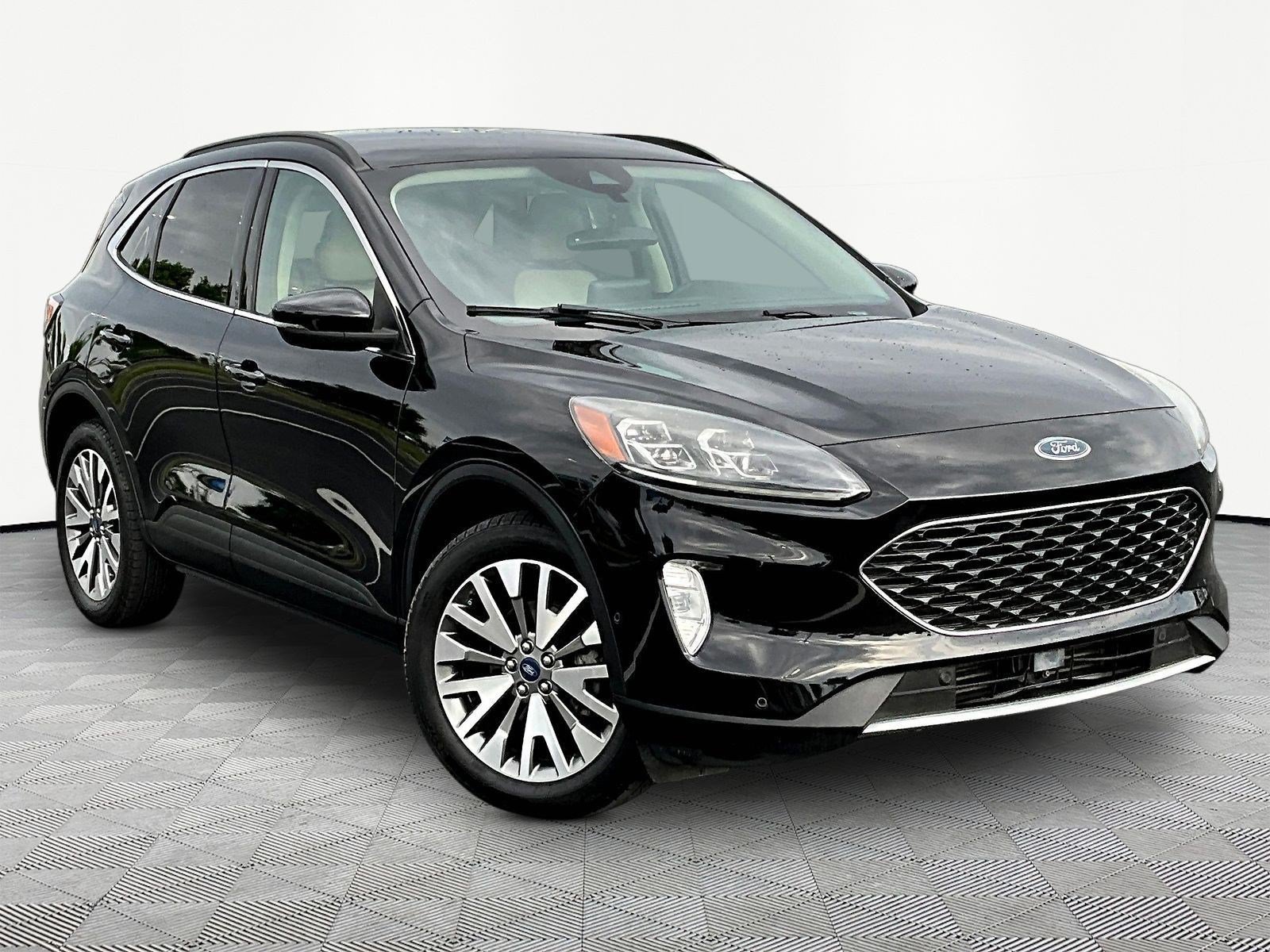 Used 2020 Ford Escape Titanium AWD/4WD image 3