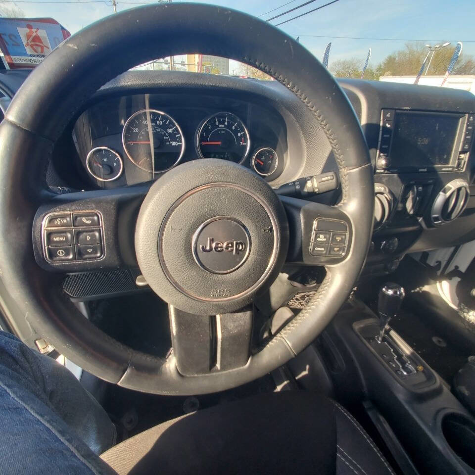 Used 2015 Jeep Wrangler Unlimited Sahara w/ Dual Top Group AWD/4WD image 15