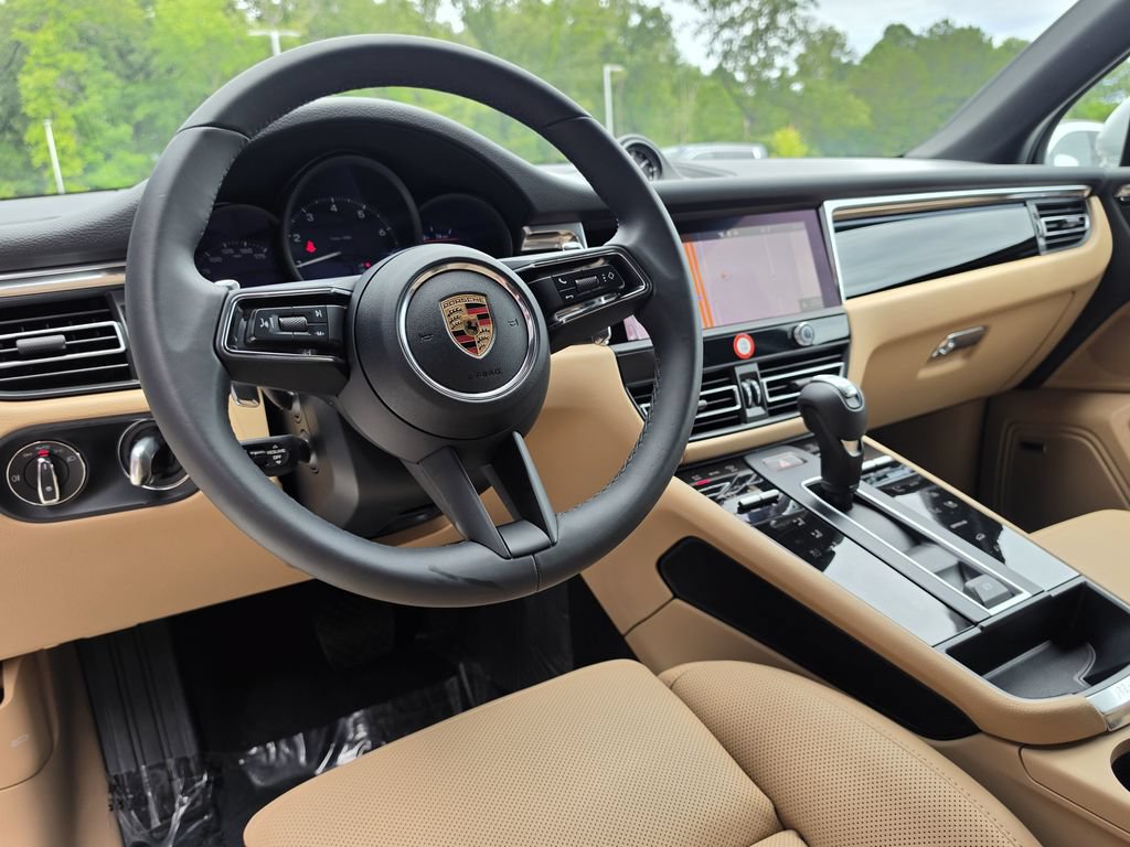 Certified 2026 Porsche Macan AWD/4WD image 4