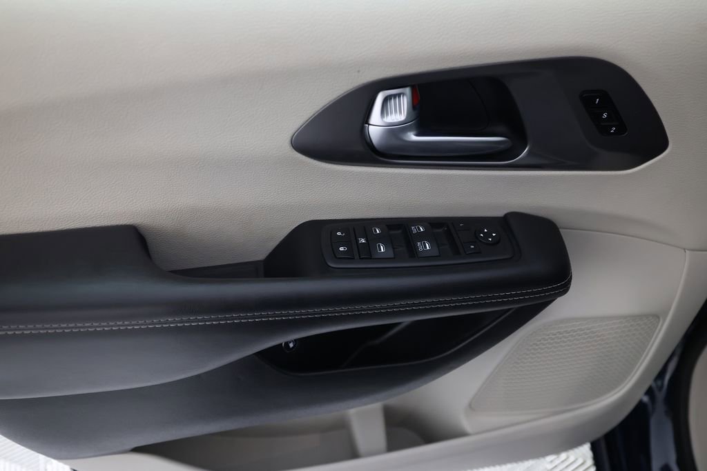 Used 2024 Chrysler Pacifica Select image 18