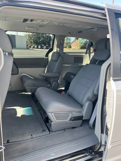 Used 2008 Dodge Grand Caravan SXT w/ Entertainment Group 2 FWD image 33