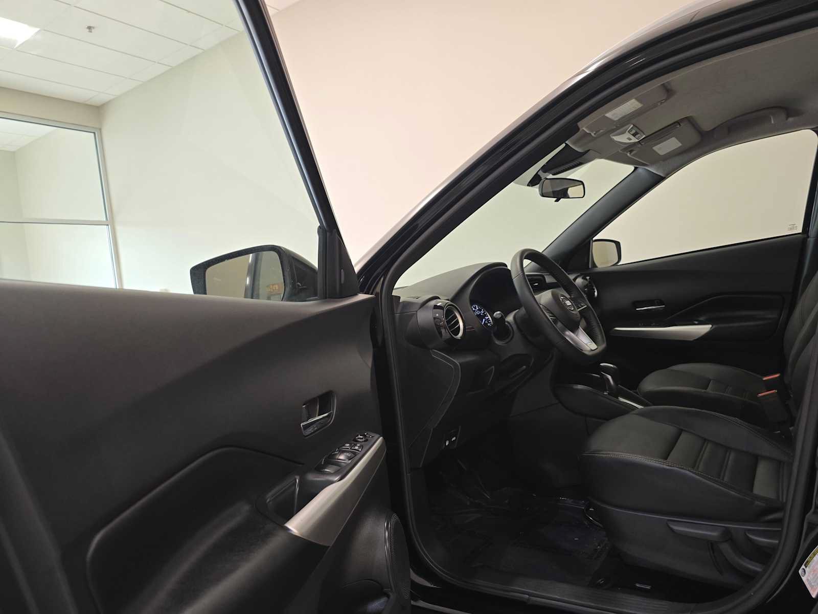 Used 2020 Nissan Kicks SR FWD image 23