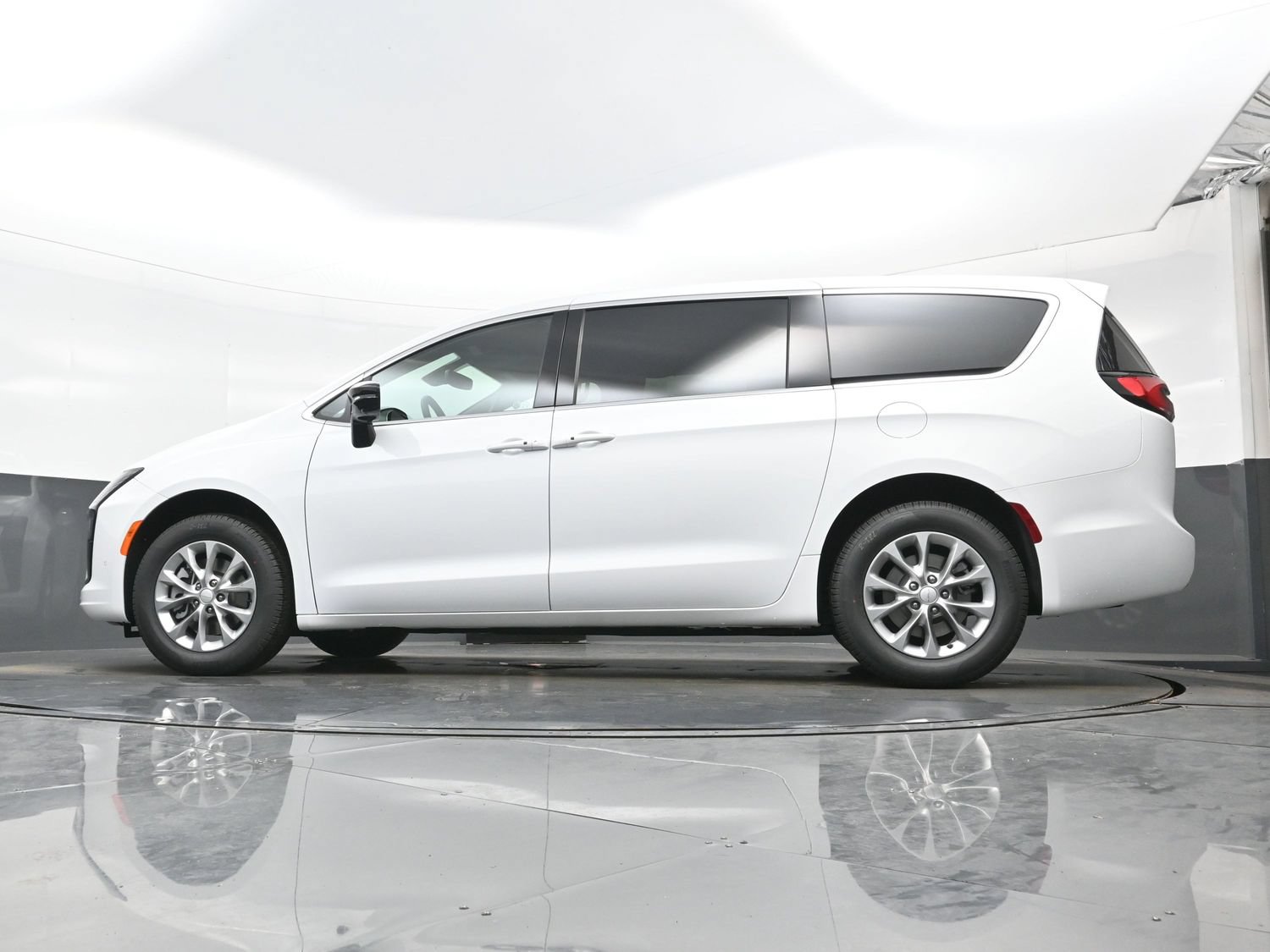 New 2027 Chrysler Pacifica Select AWD/4WD image 16