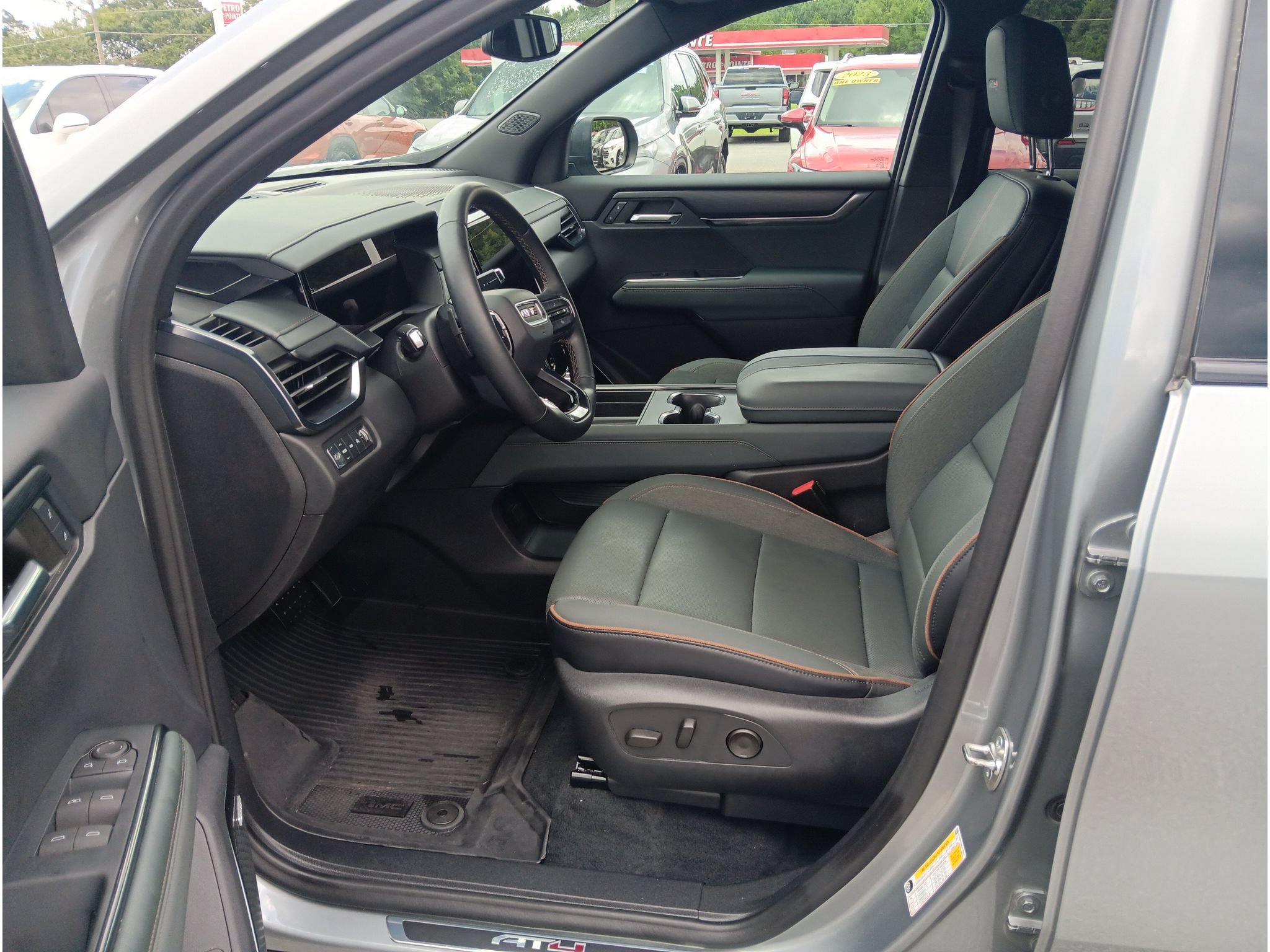 Used 2024 GMC Acadia AT4 w/ Luxury Package AWD/4WD image 9