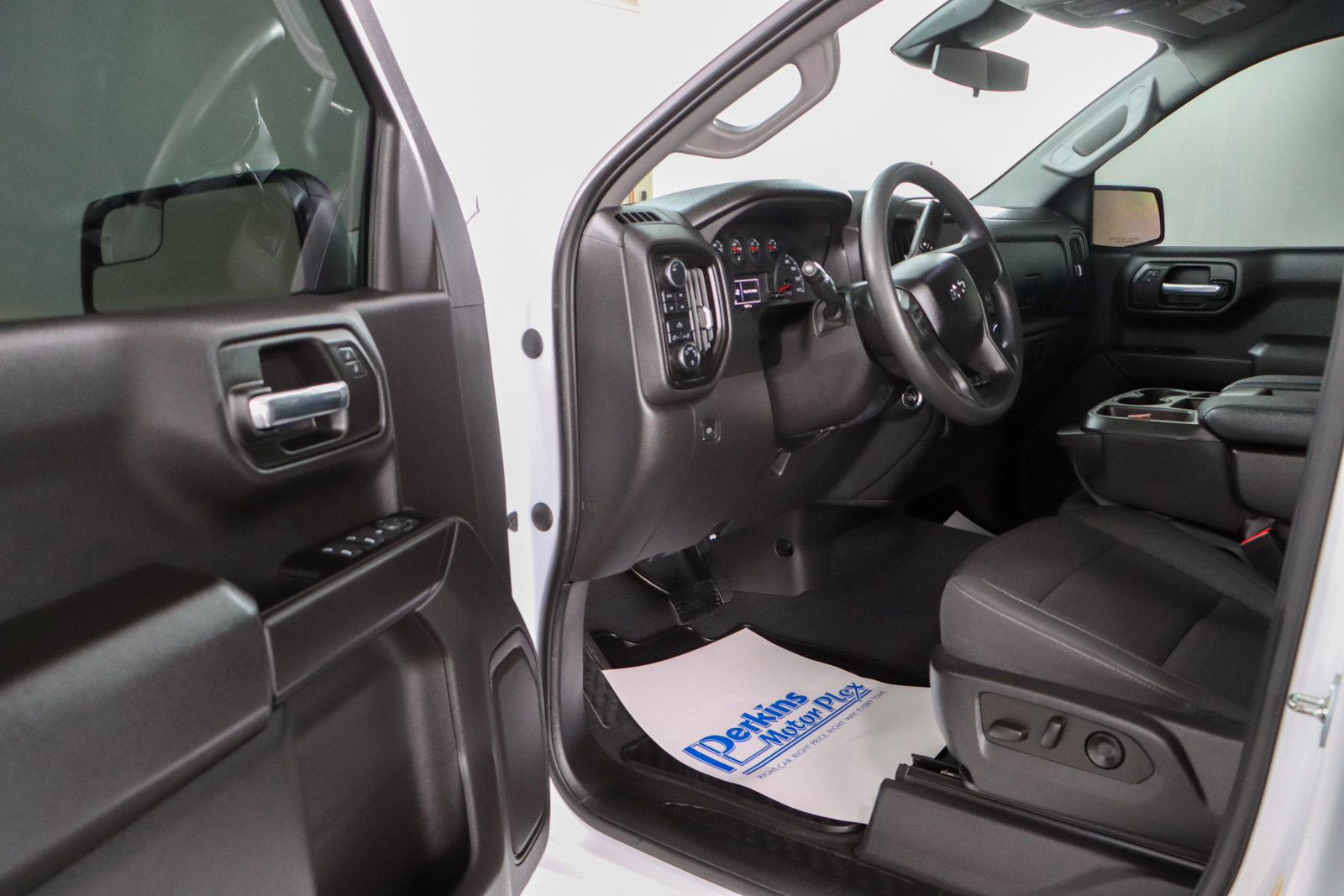 Used 2023 Chevrolet Silverado 1500 Custom Trail Boss w/ LPO, Dark Essentials Package AWD/4WD image 3
