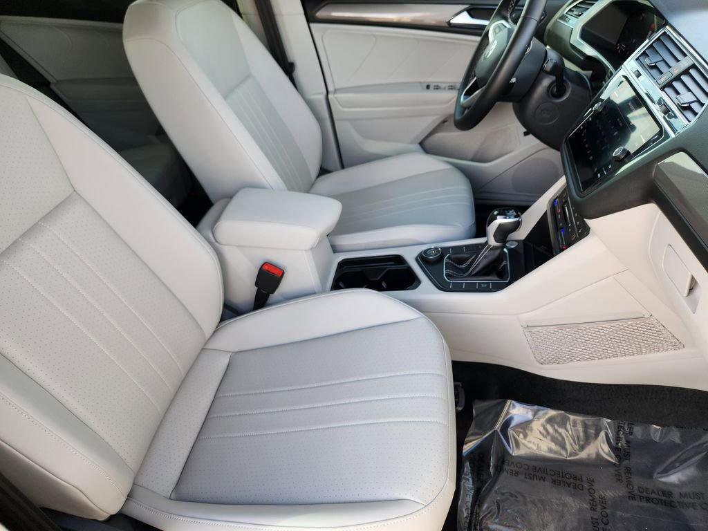 Used 2024 Volkswagen Tiguan SE w/ MDO Package, Two-Row image 4