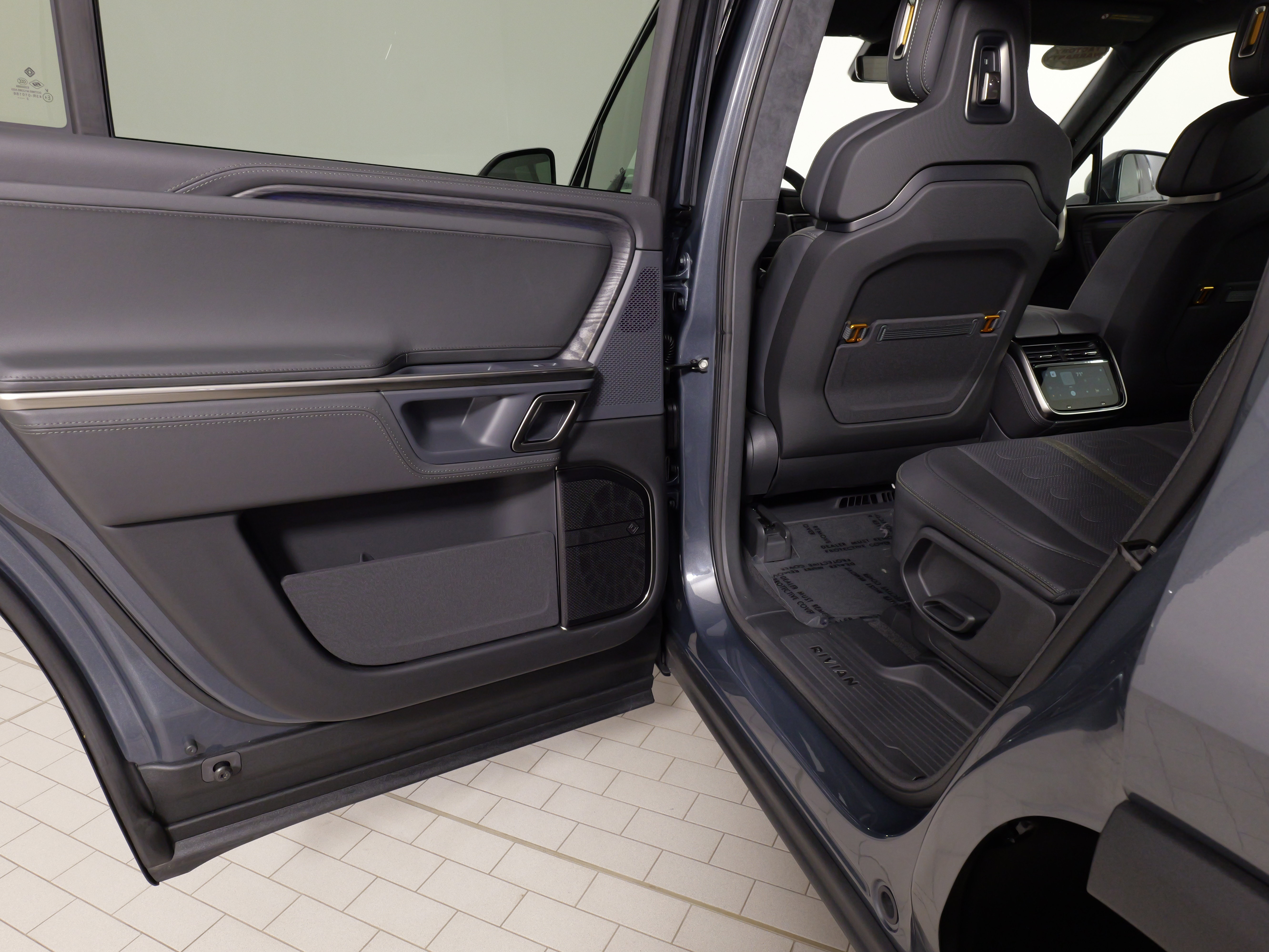 Used 2023 Rivian R1S Adventure AWD/4WD image 33