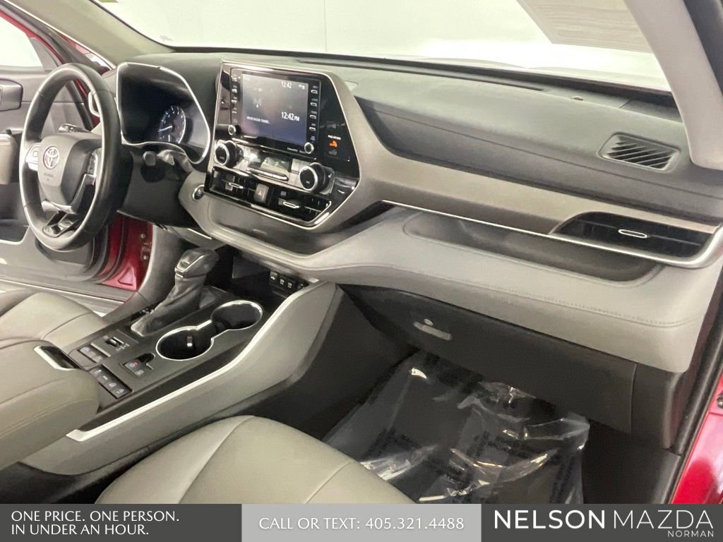 Used 2020 Toyota Highlander XLE AWD/4WD image 36