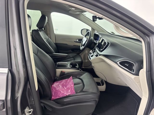 Used 2023 Chrysler Pacifica Touring-L image 15
