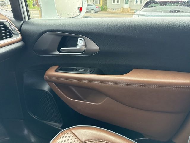 Used 2018 Chrysler Pacifica Limited w/ Advanced Safetytec Group FWD image 29