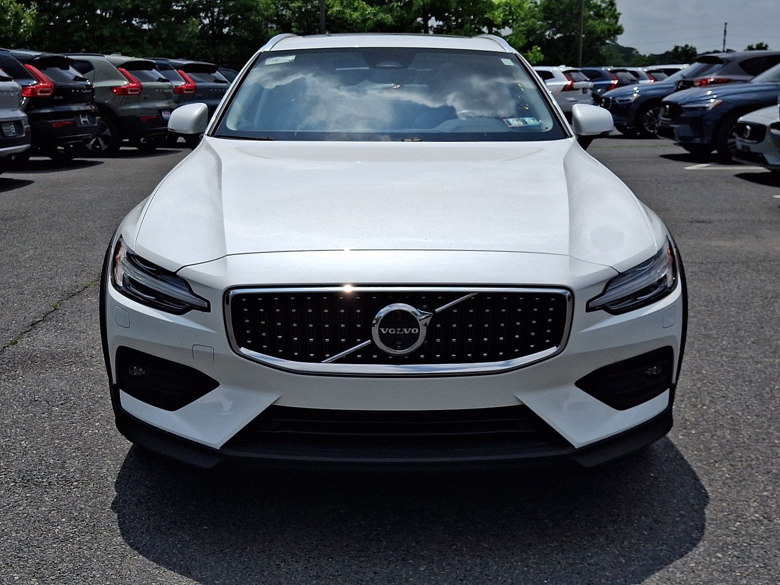 Used 2025 Volvo V60 B5 Cross Country Plus AWD/4WD image 2