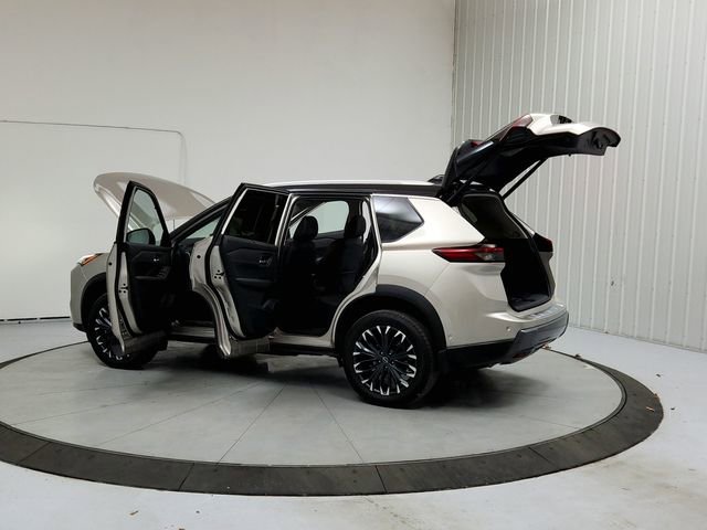 Used 2025 Nissan Rogue SL w/ Tech Package image 13