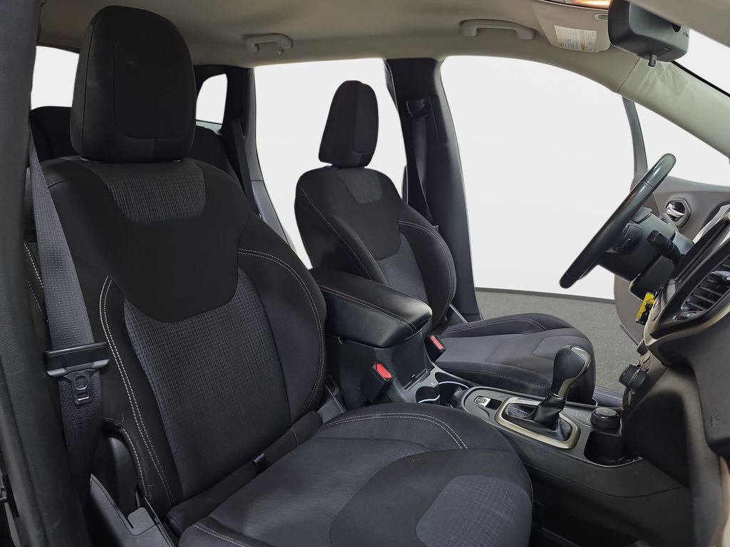 Used 2015 Jeep Cherokee Latitude AWD/4WD image 12