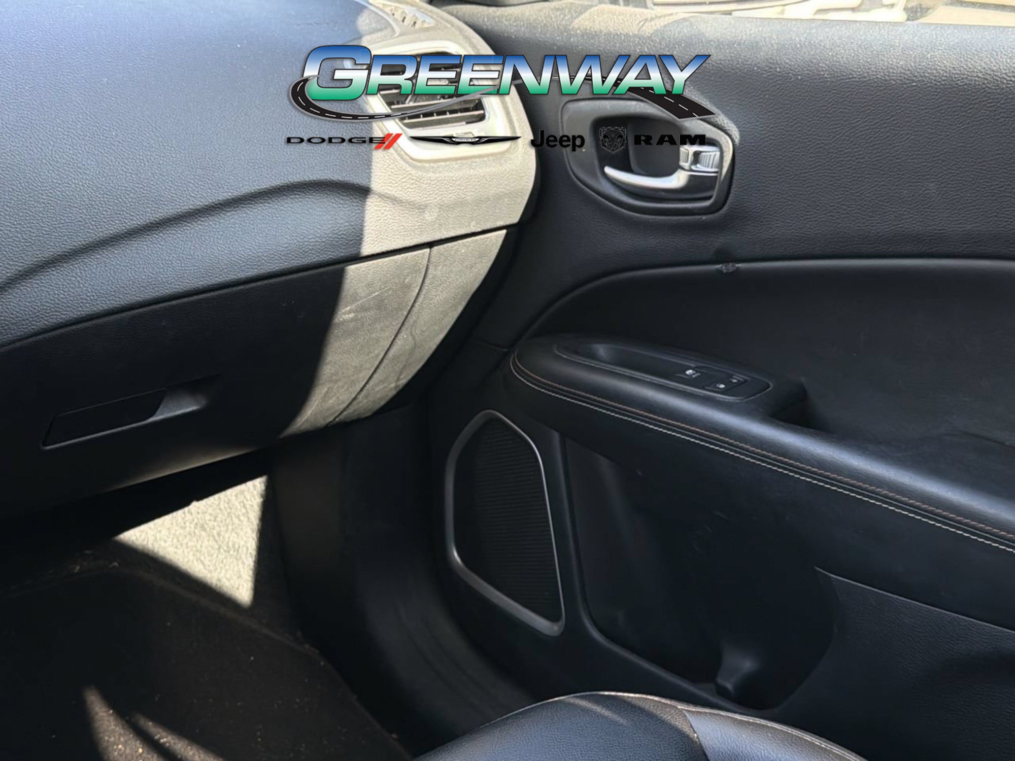 Used 2018 Jeep Compass Latitude FWD image 15