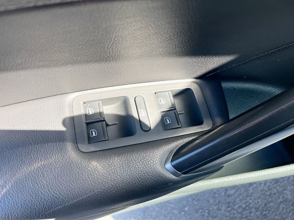 Used 2018 Volkswagen Passat 2.0T SE image 17