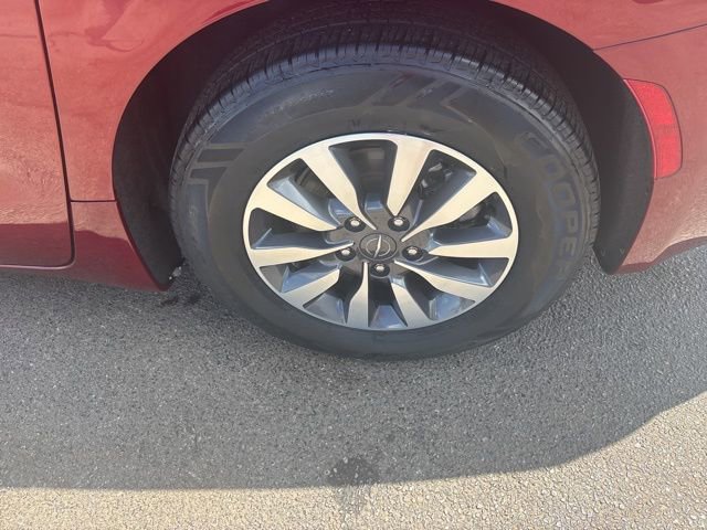 Used 2021 Chrysler Pacifica Touring-L FWD image 41