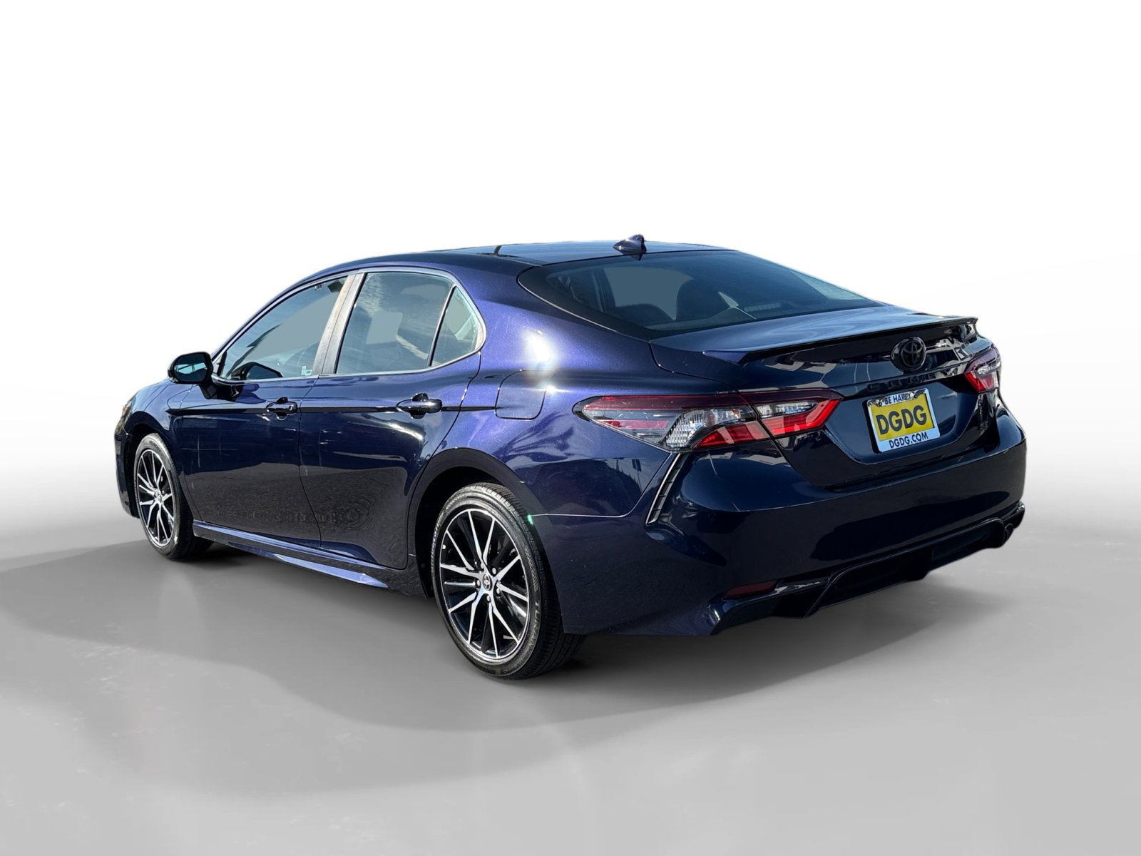 Used 2022 Toyota Camry SE image 3