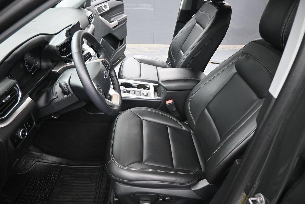 Used 2024 Ford Explorer XLT w/ Equipment Group 202A AWD/4WD image 9