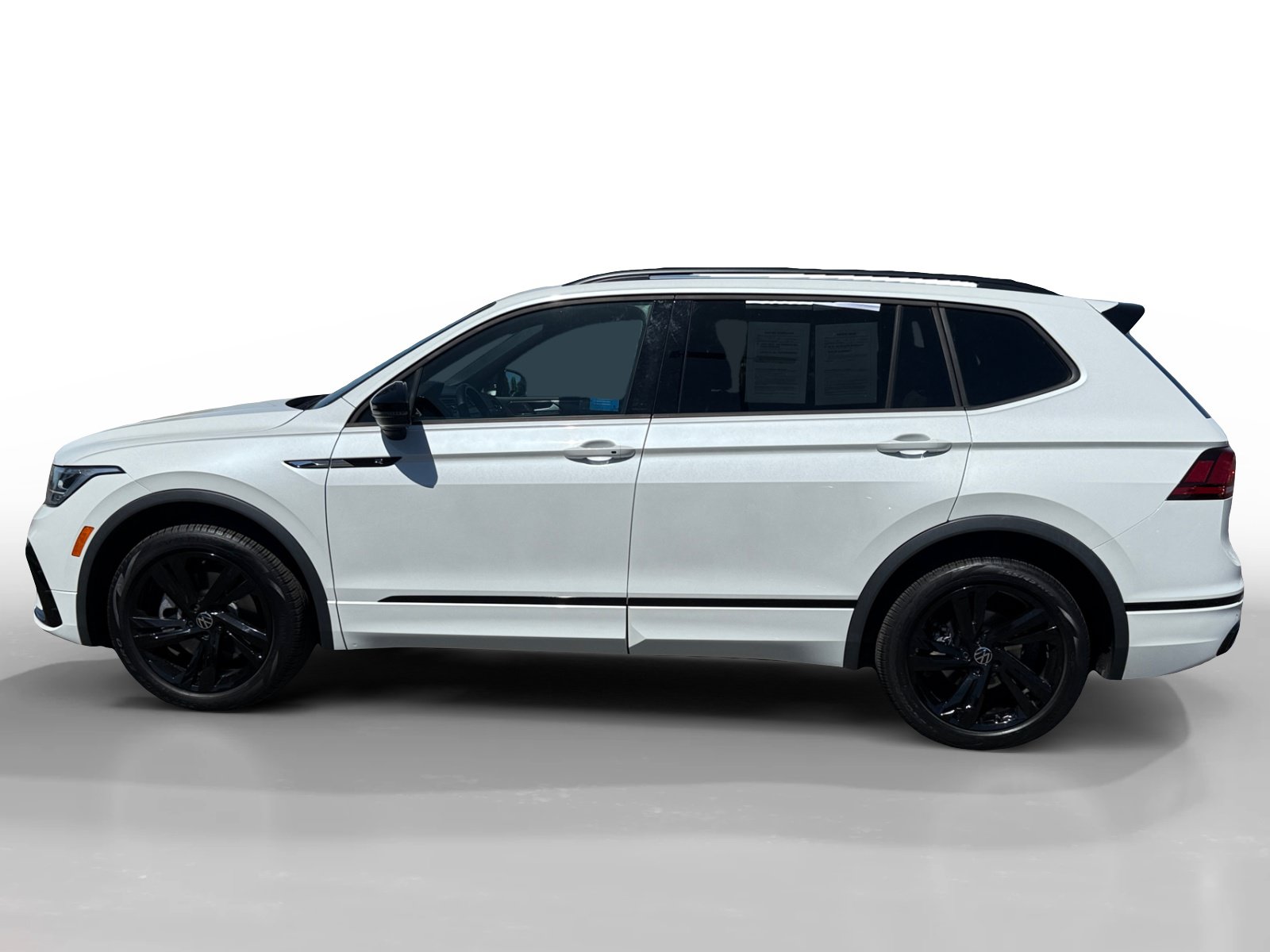 Used 2023 Volkswagen Tiguan SE R-Line FWD image 2