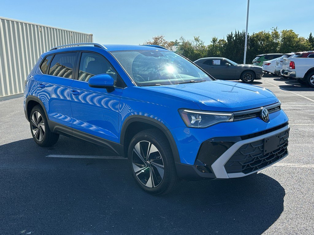 Used 2025 Volkswagen Taos SE image 3
