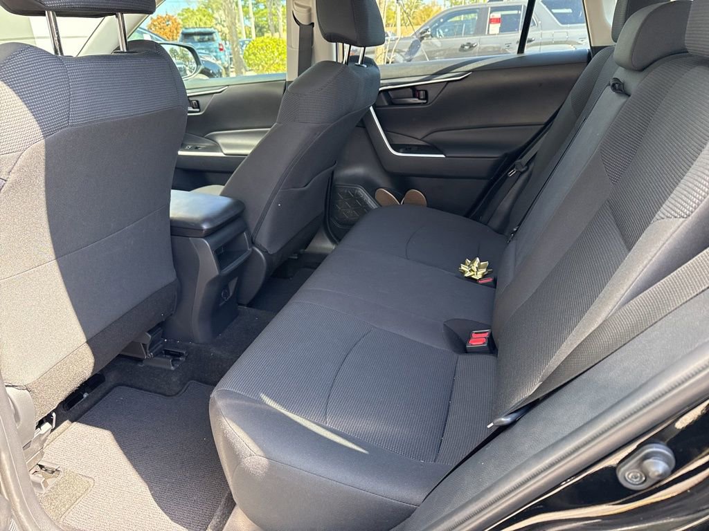 Used 2021 Toyota RAV4 LE FWD image 4