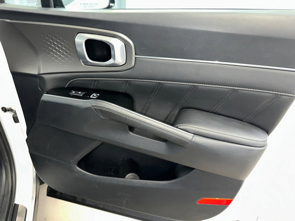 Used 2023 Kia Sorento SX image 32