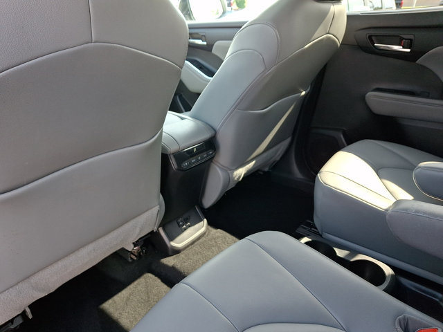 Used 2021 Toyota Highlander XLE AWD/4WD image 11