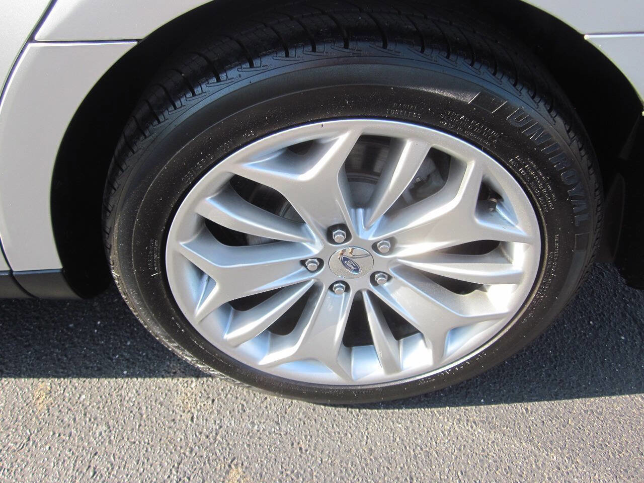 Used 2013 Ford Taurus Limited FWD image 17