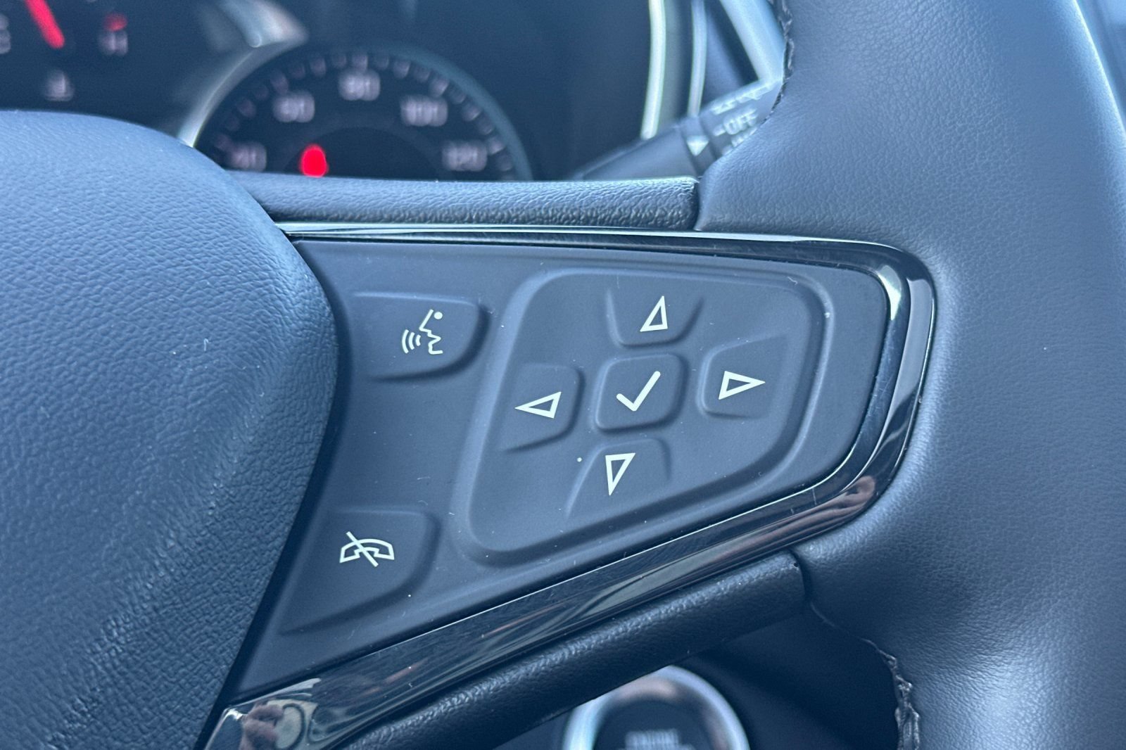Used 2023 Chevrolet Equinox Premier FWD image 36
