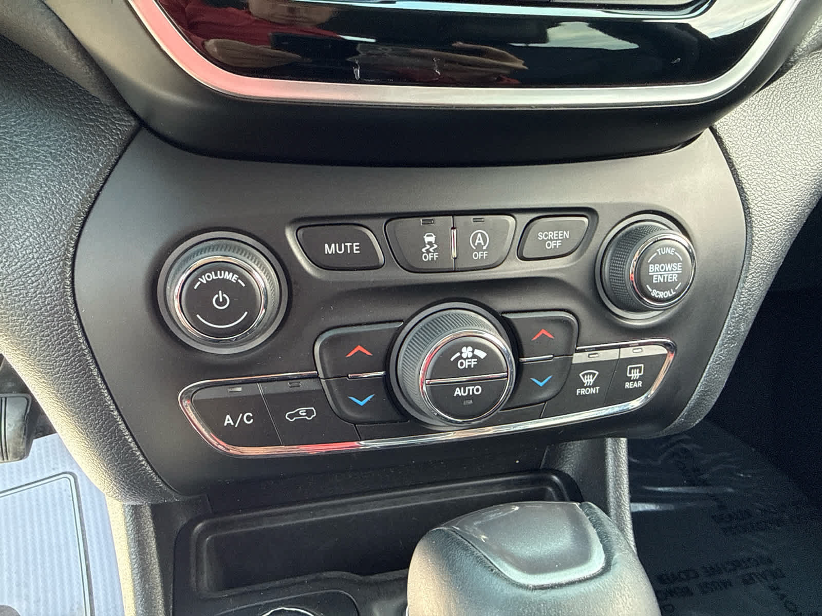 Used 2020 Jeep Cherokee Limited AWD/4WD image 23