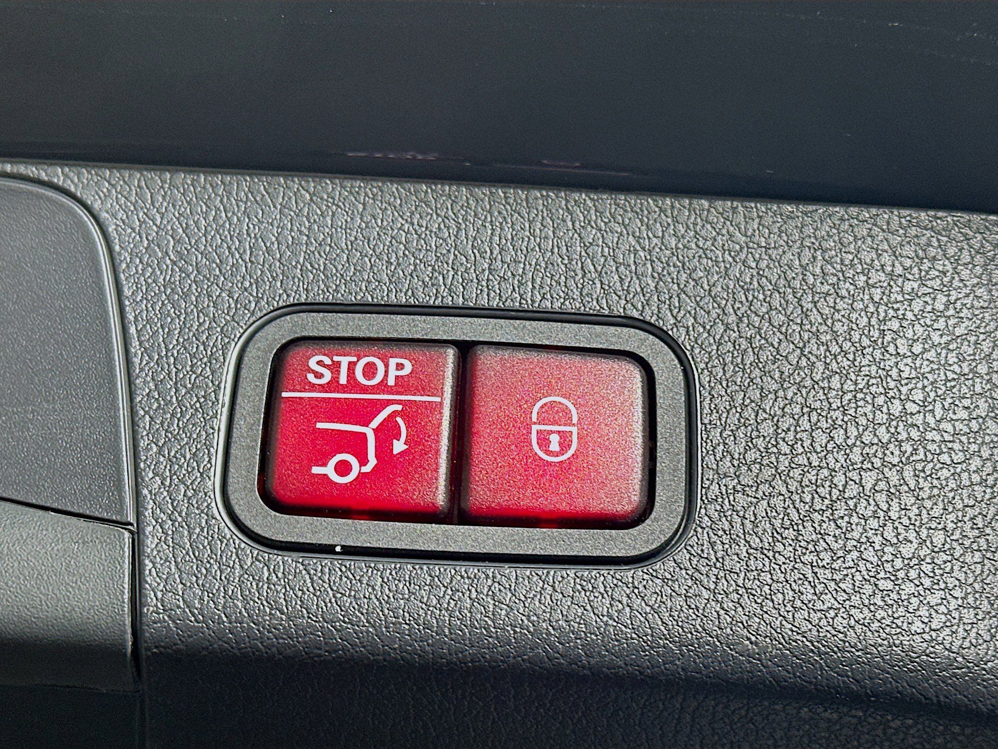 Used 2025 Mercedes-Benz GLB 250 4MATIC image 32