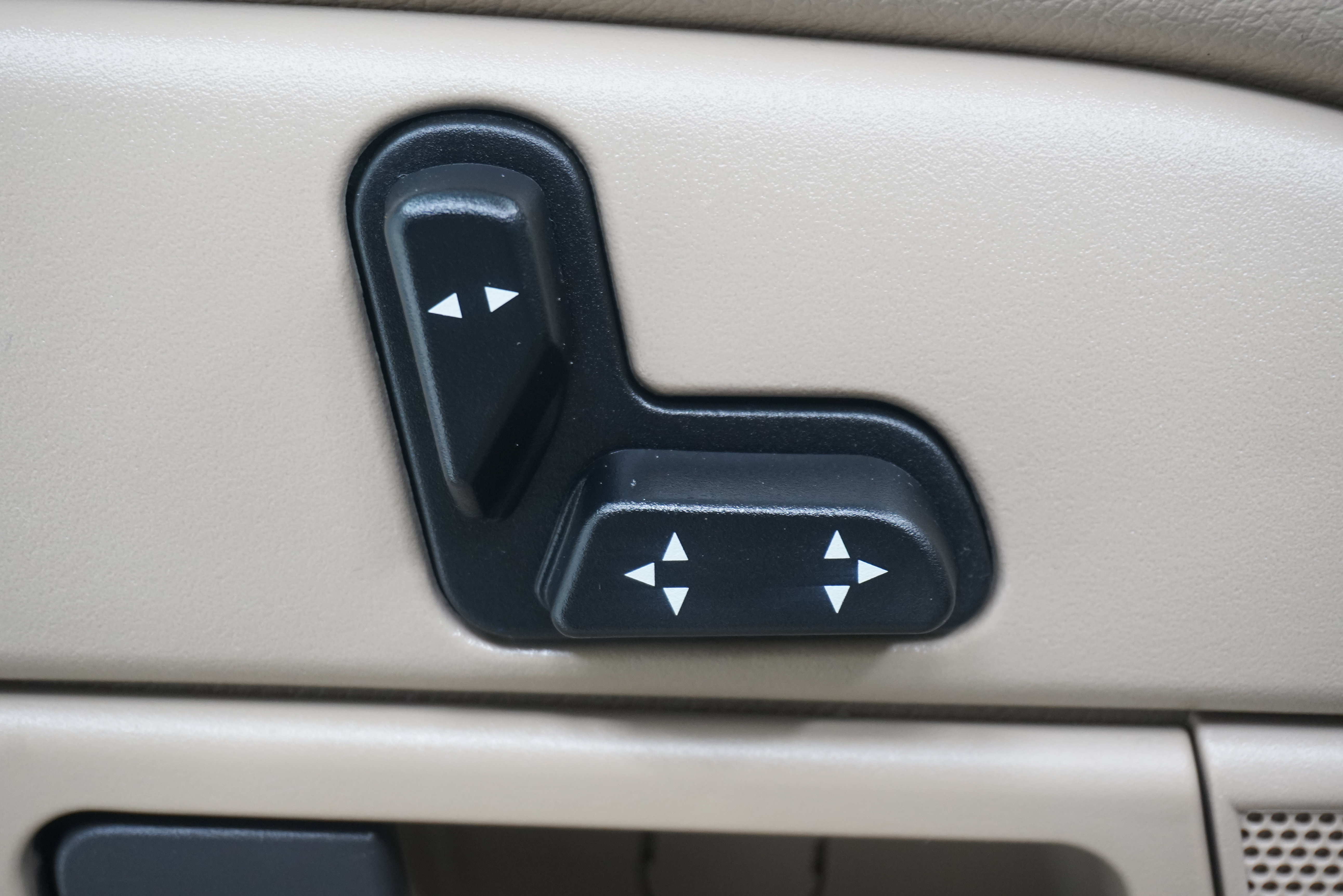 Used 2004 Ford Crown Victoria LX RWD image 13