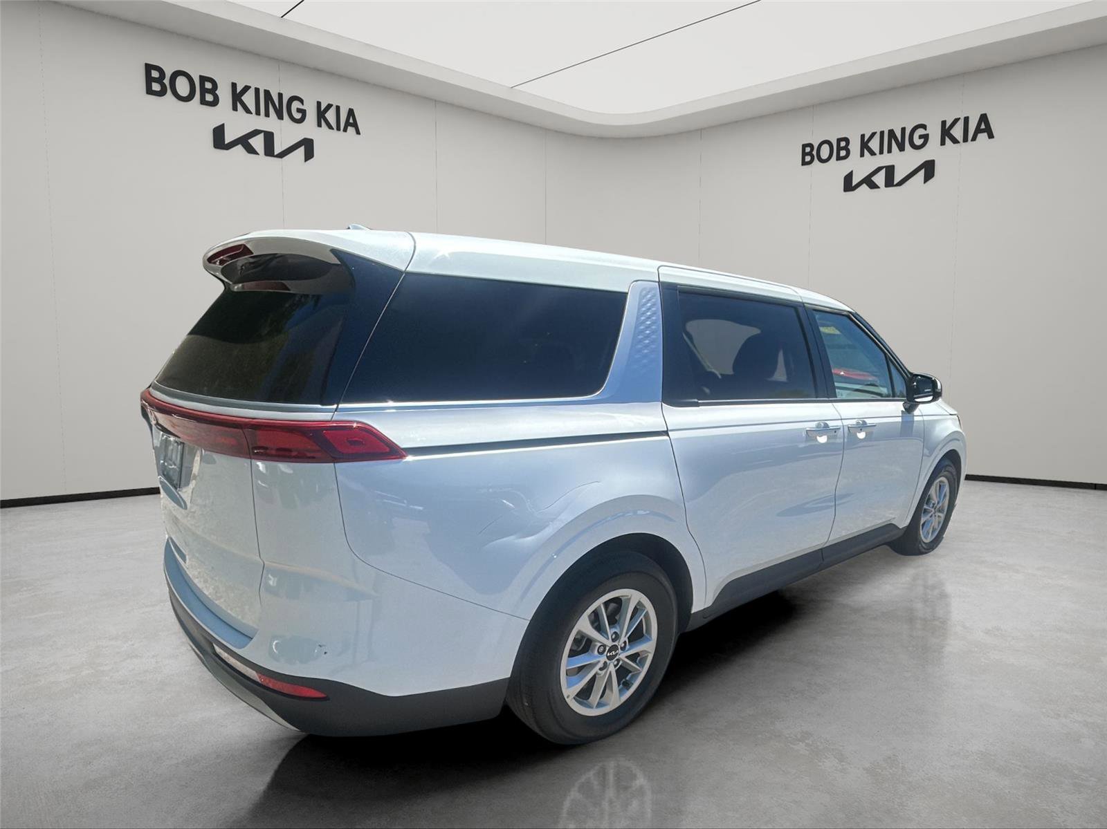 Used 2024 Kia Carnival LX FWD image 5