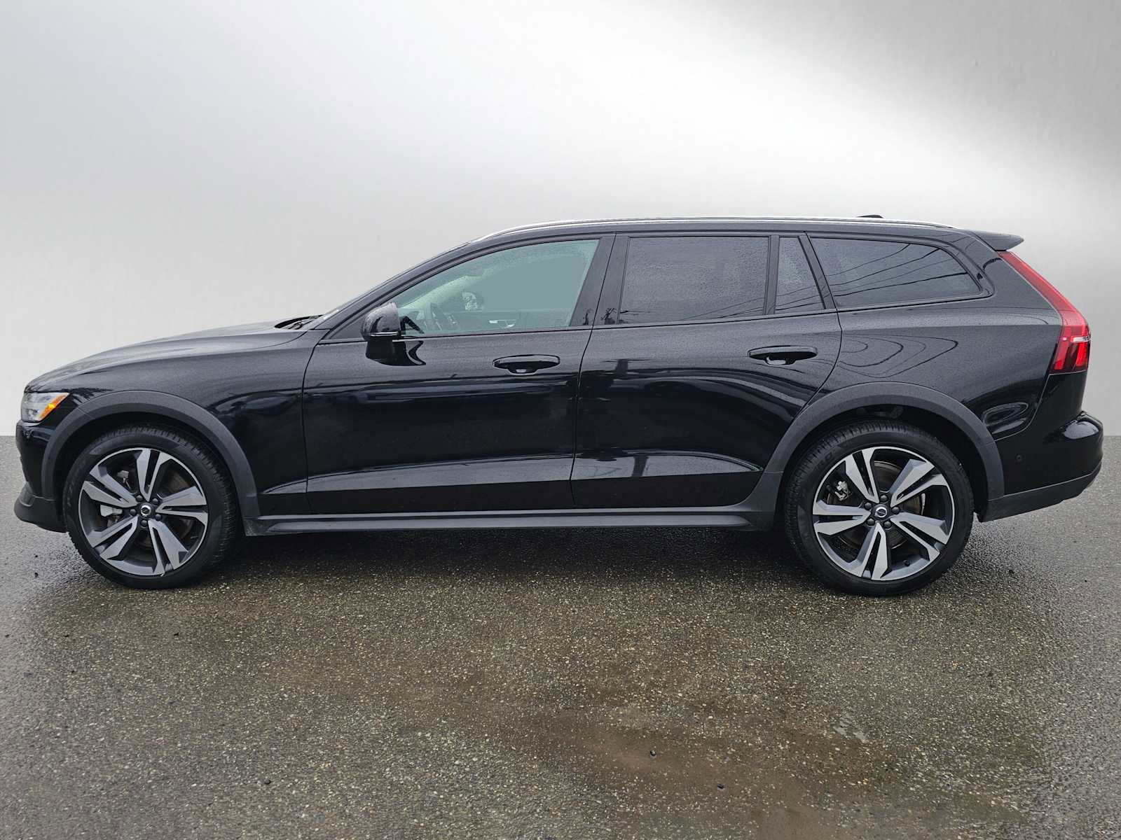 Certified 2025 Volvo V60 B5 Cross Country Plus image 6