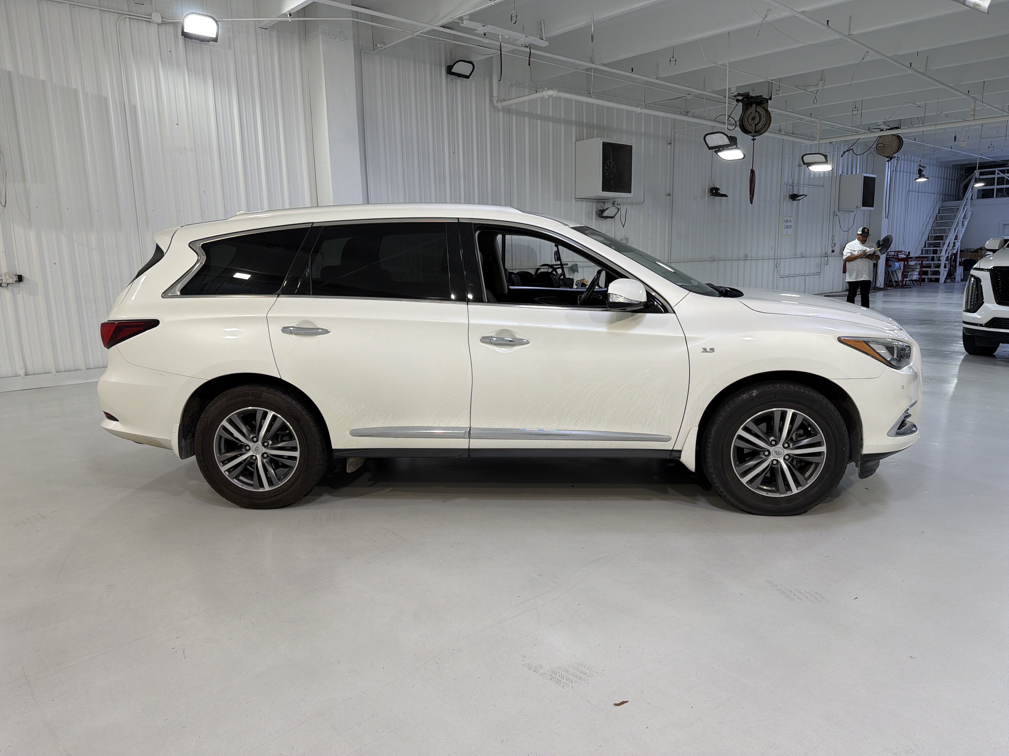 Used 2020 INFINITI QX60 Luxe w/ Essential Package FWD image 6