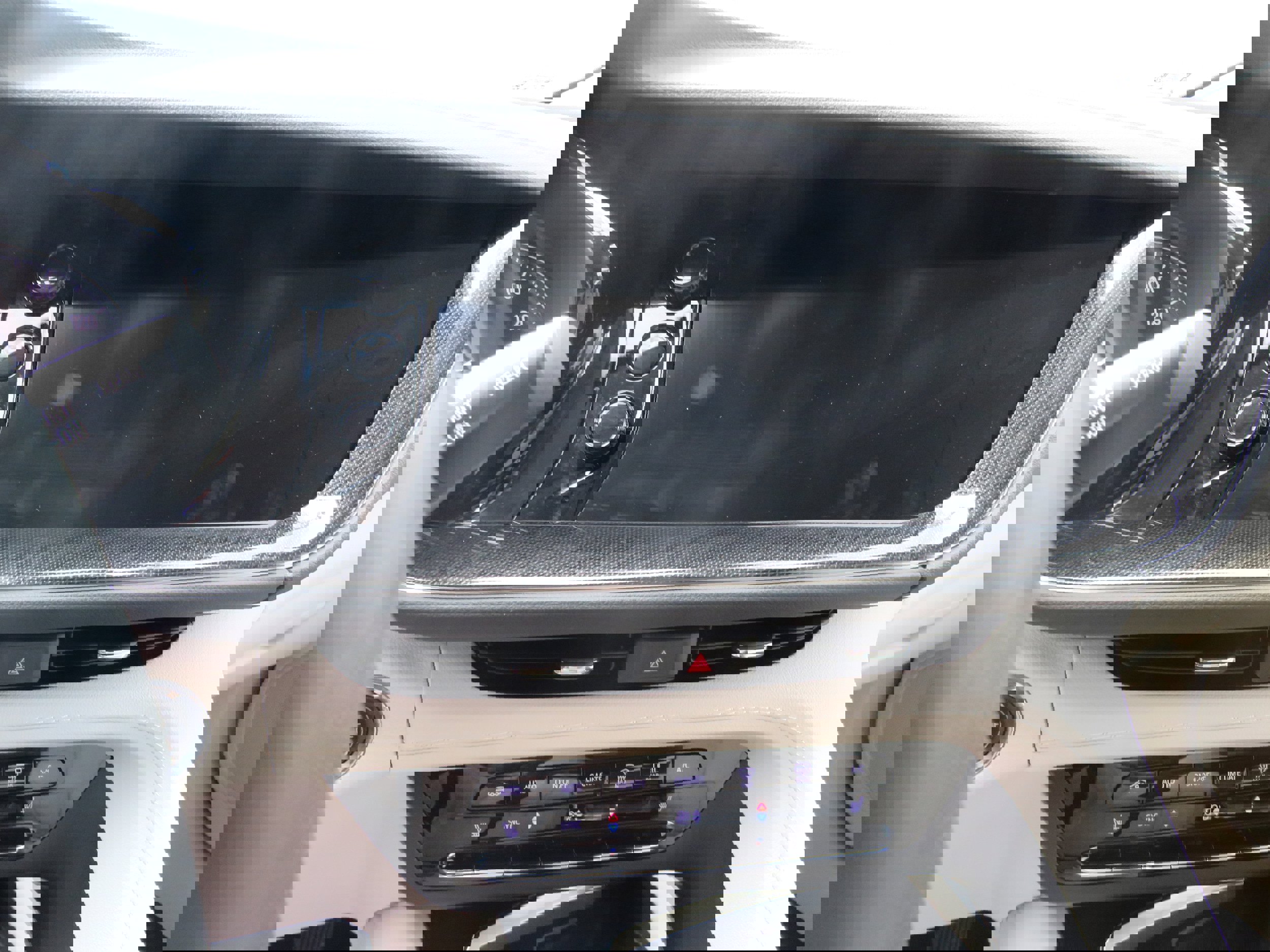 Used 2021 Buick Envision Essence w/ Technology Package I image 11