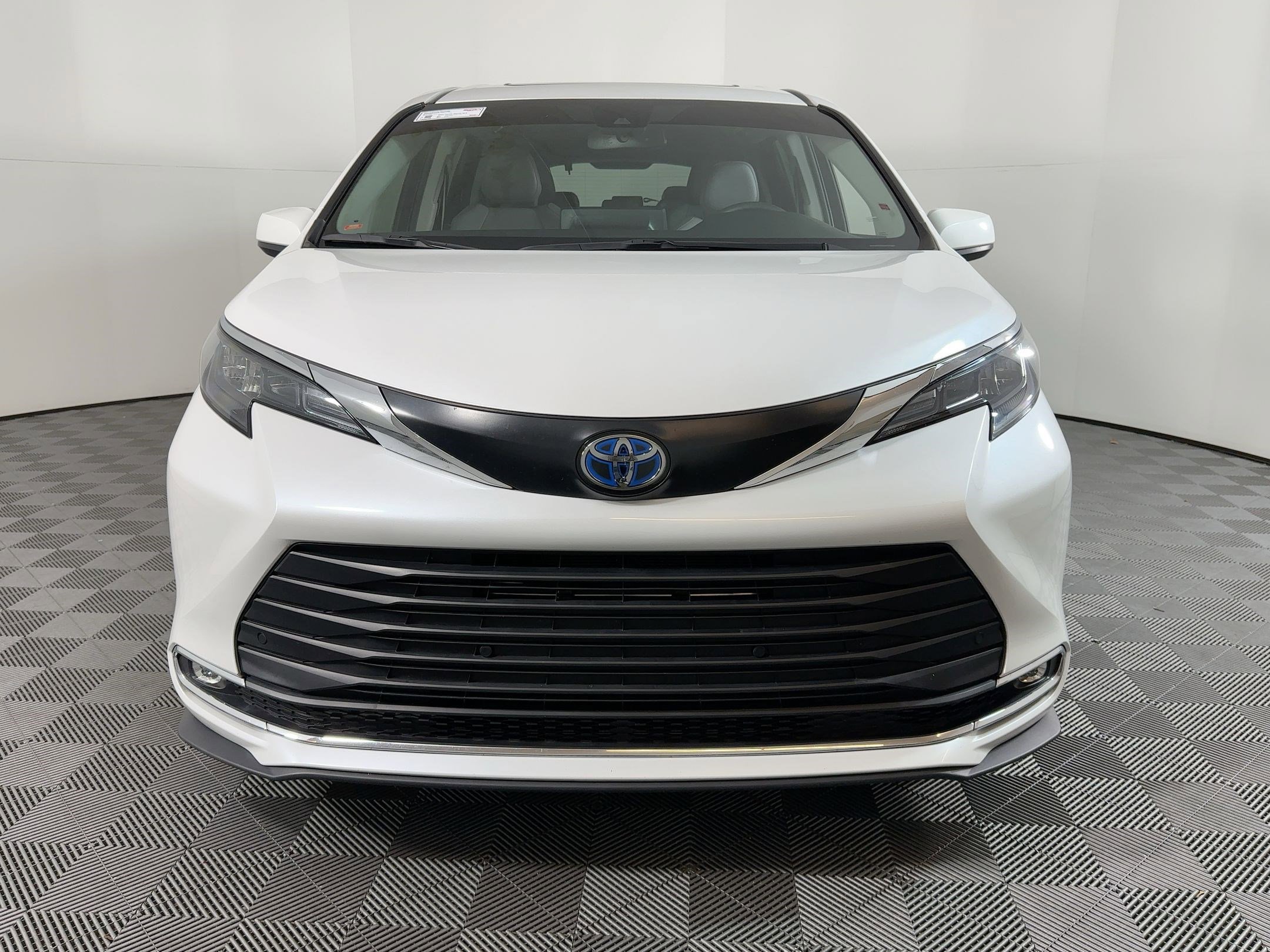 Used 2024 Toyota Sienna XLE image 5