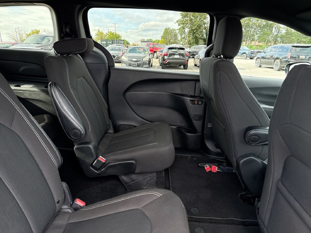 Used 2024 Chrysler Pacifica Touring FWD image 14