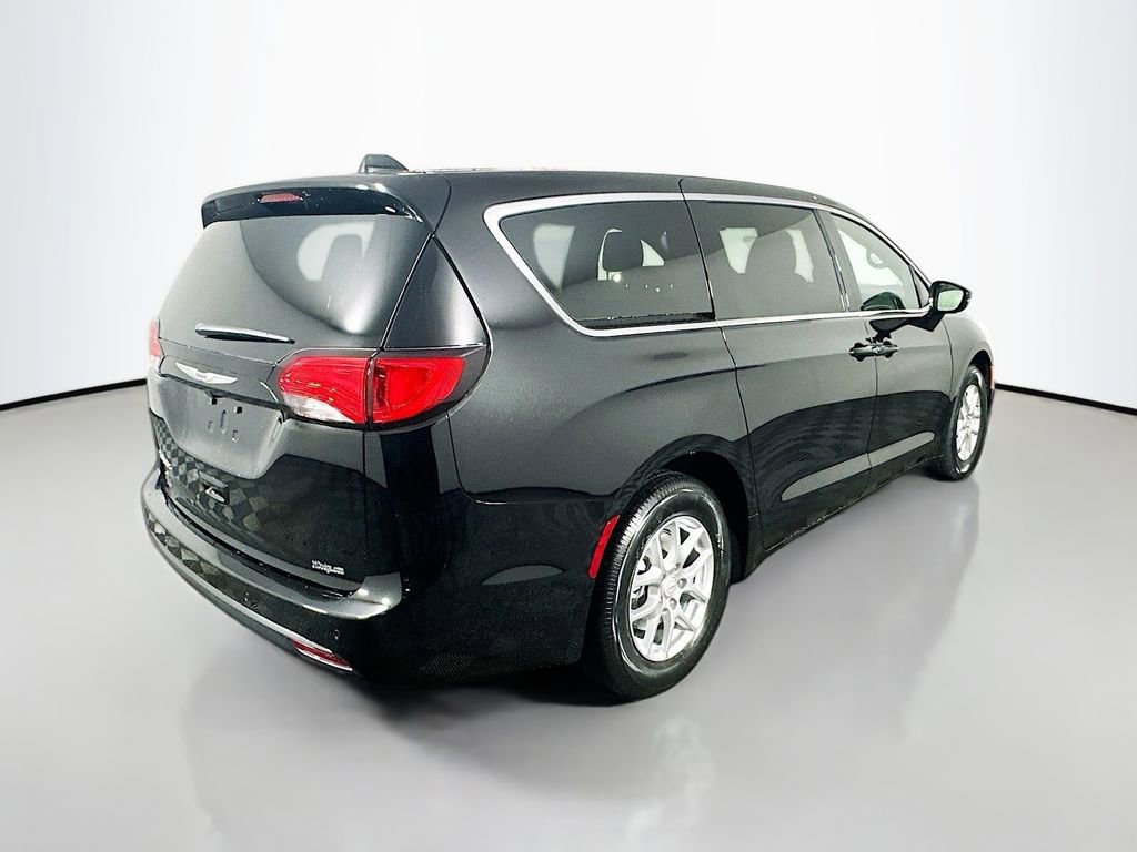New 2026 Chrysler Voyager LX image 7