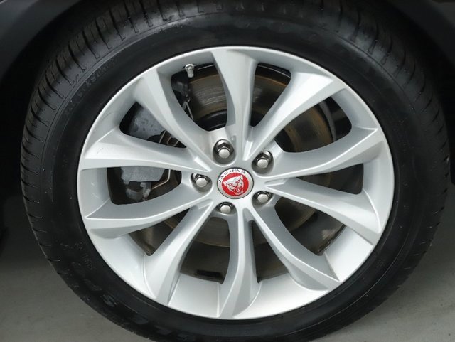 Used 2018 Jaguar XF Premium image 39