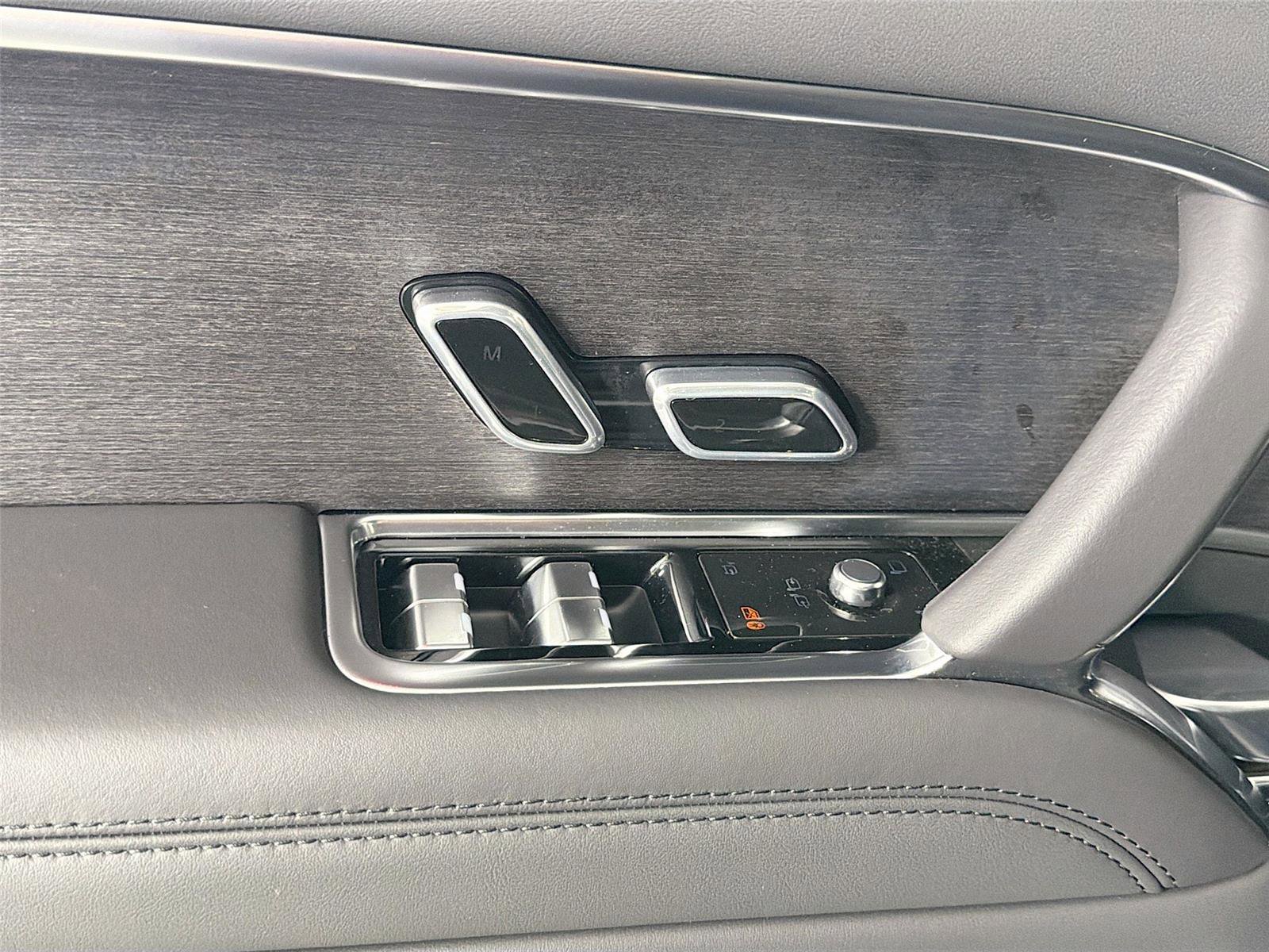 New 2025 Land Rover Range Rover SE AWD/4WD image 17