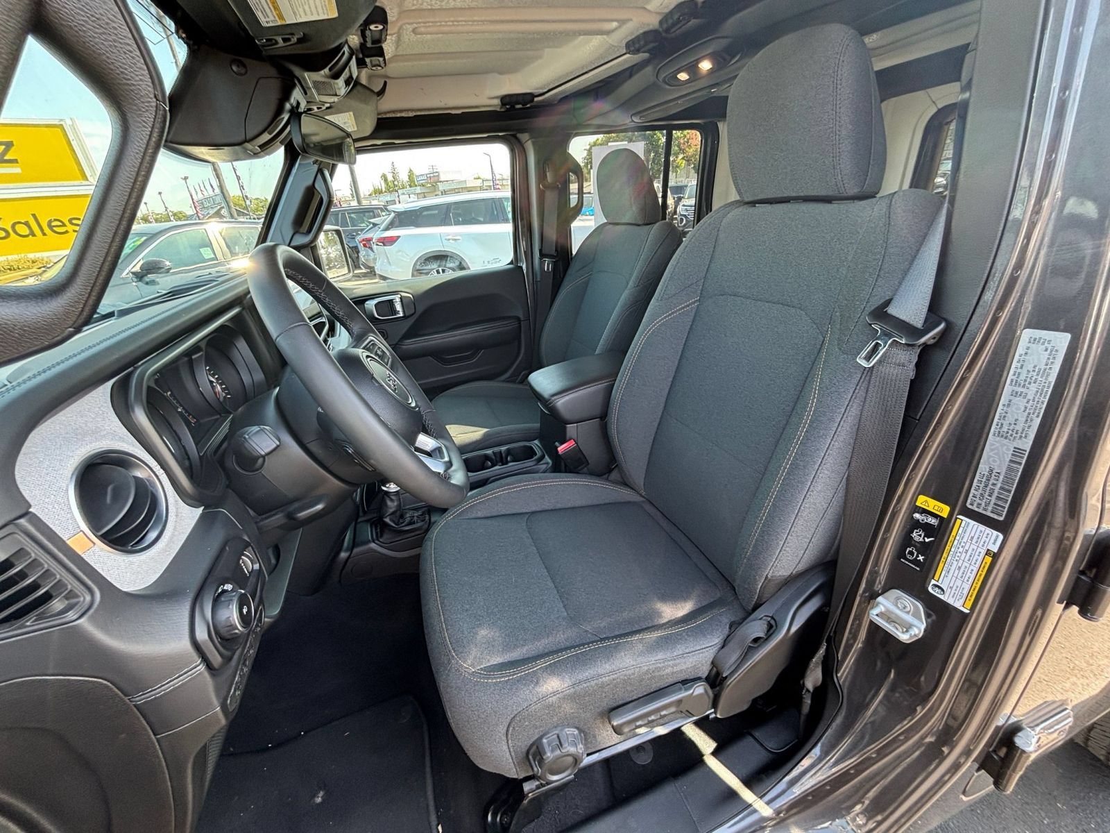 Used 2025 Jeep Wrangler Unlimited Sahara AWD/4WD image 31
