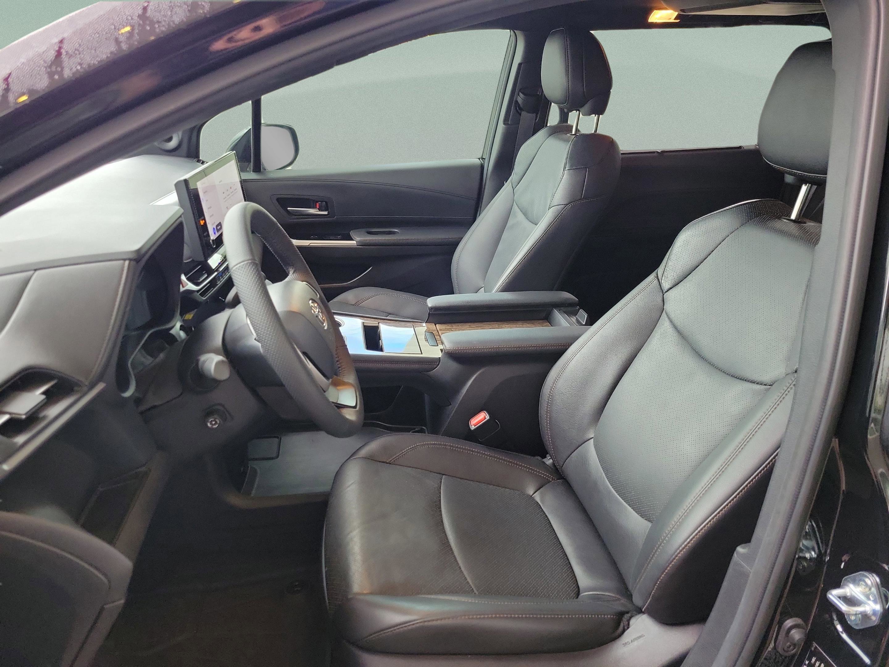 Used 2025 Toyota Sienna Limited image 9