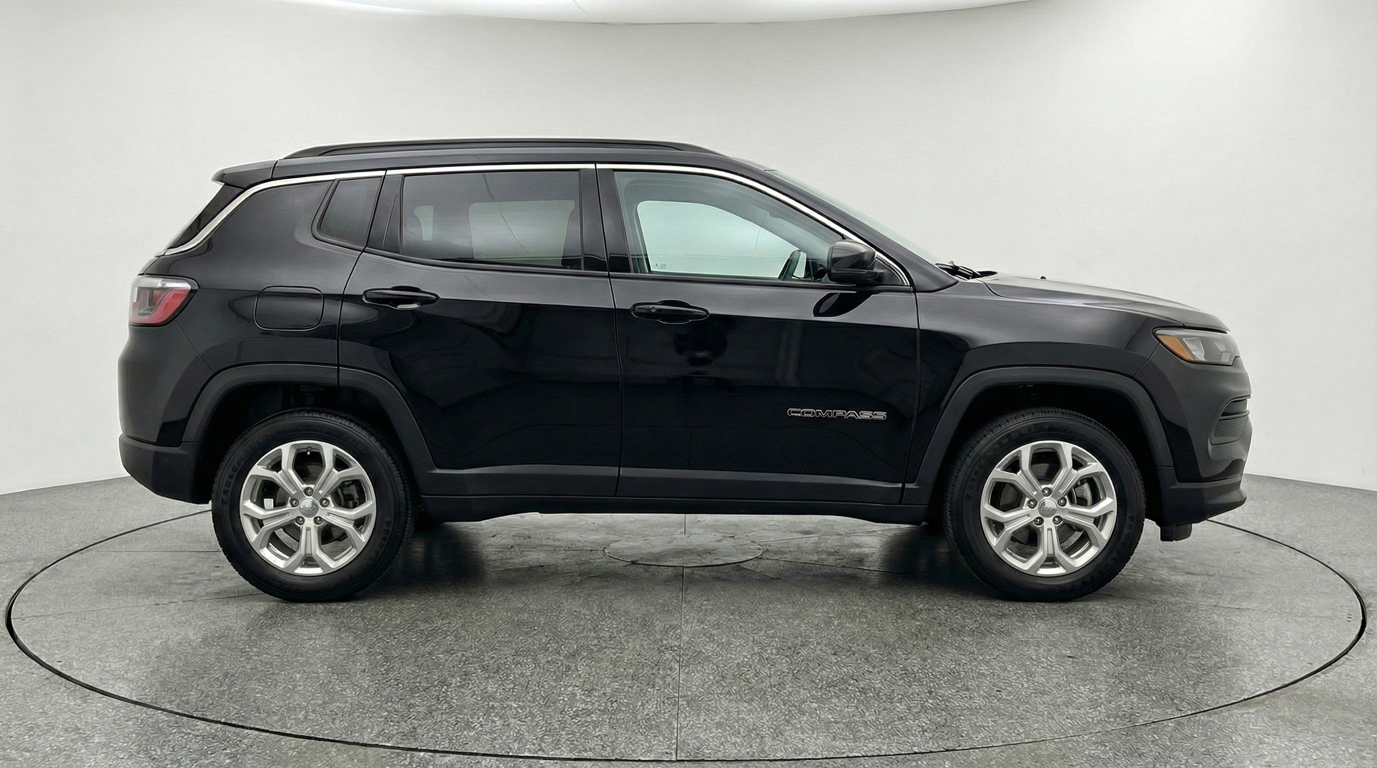 Used 2025 Jeep Compass Latitude AWD/4WD image 11