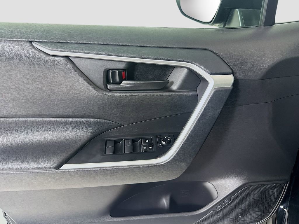 Used 2022 Toyota RAV4 LE image 18